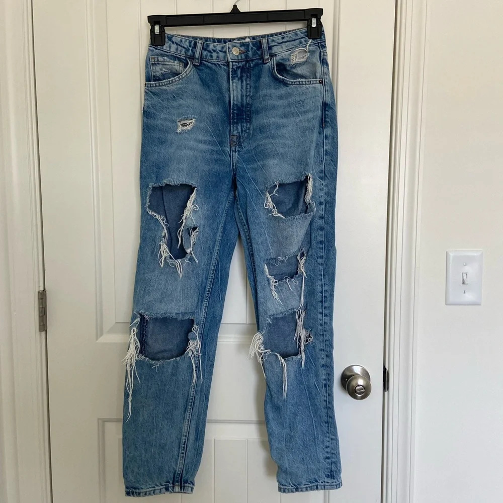 EUC | Bershka women’s light wash ripped straight cut jeans — size‎ 6